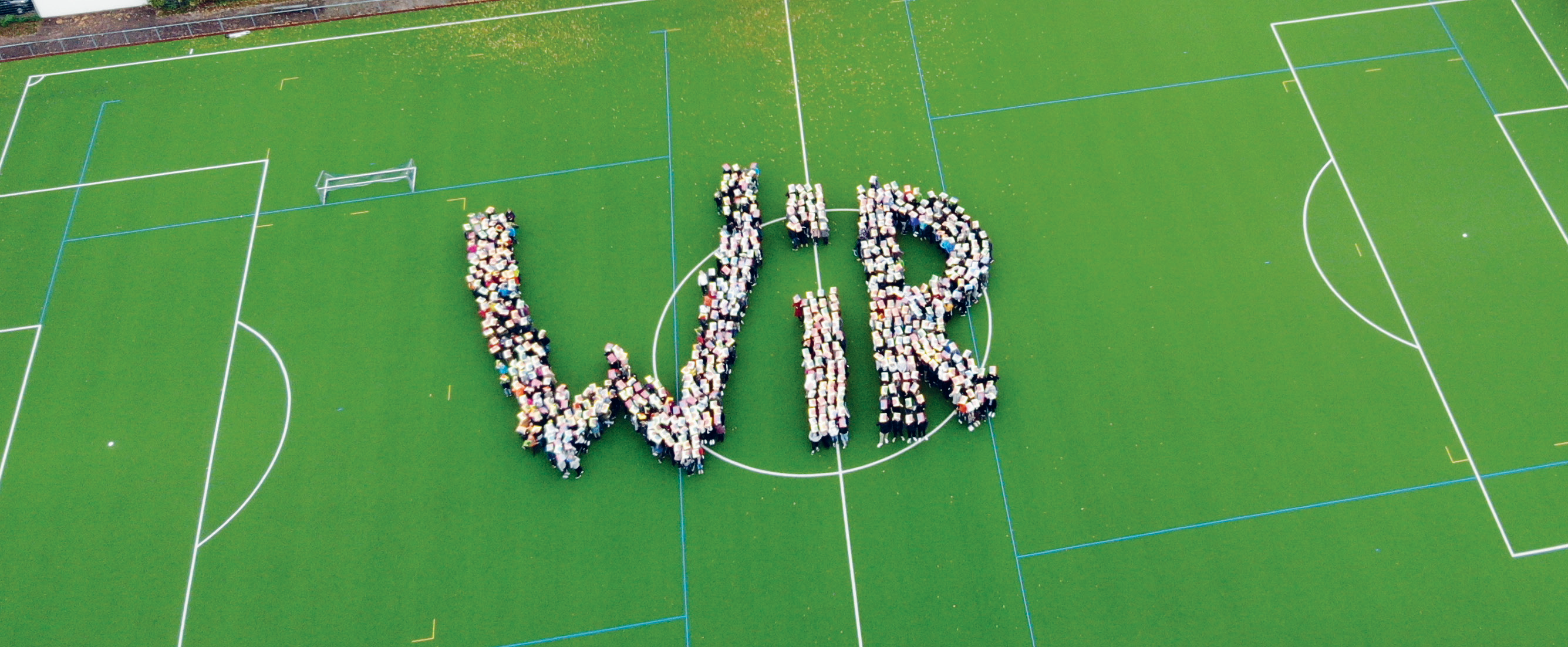 WIR-Motiv auf dem Sportfeld